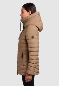 Braune wattierte Jacke mit hohem Kragen und Kapuze, horizontal gesteppt, mit Reißverschlusstaschen und schwarzem Logo am Ärmel.