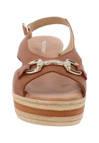 Sandali platform in pelle marrone con design a punta aperta, dotati di un accentuazione in tonalità oro e suola avvolta in tessuto per un contrasto di texture.