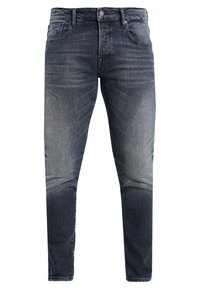 Jeans in denim blu scuro sfumato con una vestibilità slim, caratterizzati da un design a cinque tasche standard e chiusura con bottone. Texture liscia con dettagli minimali.