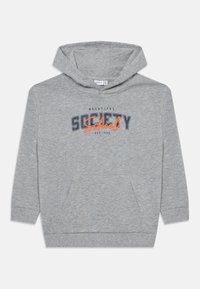 Hoodie gris avec une poche kangourou, portant le texte "BEAUTIFUL SOCIETY School EST 1986" en bleu marine et orange. Tissu doux et capuche ajustable.