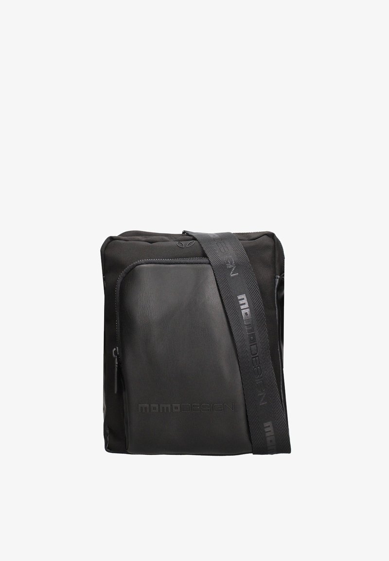 Sac bandoulière carré noir avec poche zippée à l'avant et sangle réglable embossée du logo "MomoDesign".