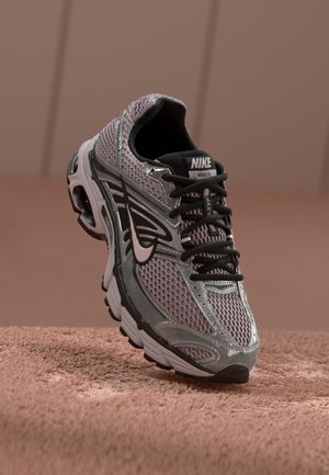 AIR MAX MOTO 2K - Sneaker low - light bone/desert ochre/baroque brown/coconut milk/phantom/sail
