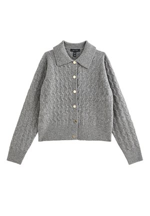 Cardigan gris en tricot avec un col à revers, présentant un motif en torsades et cinq boutons dorés sur le devant. Design court.