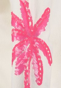 Design a fiore rosa in paillettes incise su uno sfondo di tessuto leggero e trasparente, con forme di petali intricati e un aspetto testurizzato.