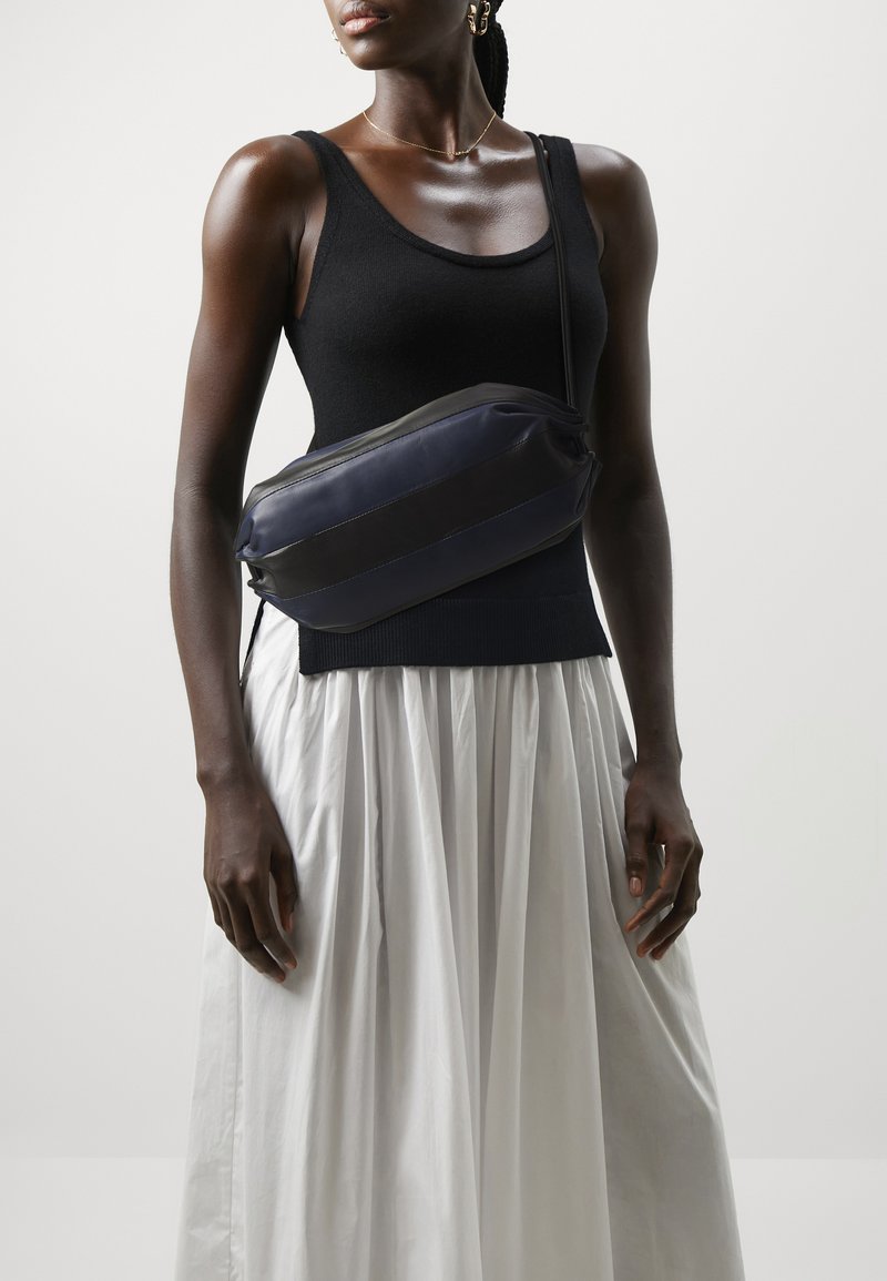 Marimekko KARLA SHOULDER BAG - Torba preko tijela - dark navy/black
