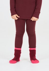 Bordeaux langshirt gecombineerd met bijpassende bordeaux legging. De sokken zijn donkerrood met felroze boorden en zolen.