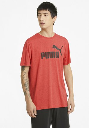 Červené tričko s krátkym rukávom vyrobené z mäkkého materiálu, s čiernym logom "PUMA" a malou grafikou skáčúceho pumy.
