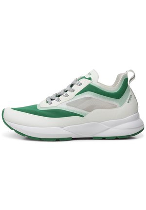 Zielono-biały sportowy but z siateczkowymi panelami, wzorzystymi sznurówkami, grubą wyściełaną podeszwą i pętelką na pięcie, widok z boku.