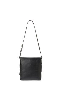 Svart läder crossbody-väska med en slät yta, rektangulär form och justerbar rem. Har en minimalistisk design utan synlig hardware.