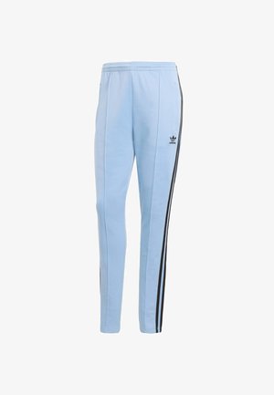 Pantalones deportivos azul claro con franjas laterales negras; hechos de tela suave, con cintura ajustable con cordón y un detalle de logo en la cadera.