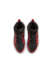 Czarne i czerwone sneakersy za kostkę z gładką skórzaną cholewką, czarnym siateczkowym językiem, kontrastującą białą podeszwą oraz wyraźnym perforowanym wykończeniem.