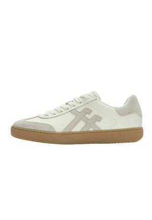 Lage witte sneaker met beige suède accenten, lichtbruine rubberen zool, witte veters en een geborduurd logo aan de zijkant.