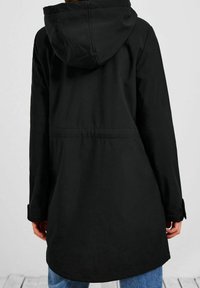 Černá bunda s kapucí a přímým střihem, zdobená švem v pase, s dlouhými rukávy a nastavitelnými manžetami. Hladká struktura látky.