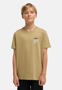 Khaki katoenen T-shirt met korte mouwen, een ronde hals en een afbeelding met golven en tekst in rood en blauw op de voorkant.