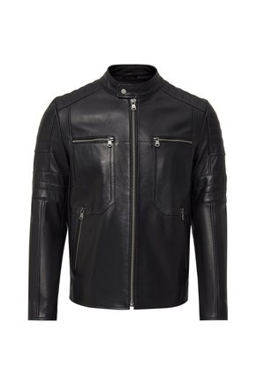 Zwart leren jack met een ritssluiting aan de voorkant, twee borstzakken en twee zijzakken. Gedetailleerde schouderpanelen met een geweven textuur.