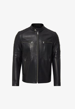 Chaqueta de cuero negro con cierre frontal, dos bolsillos en el pecho y dos bolsillos laterales. Paneles de hombro detallados con textura acolchada.