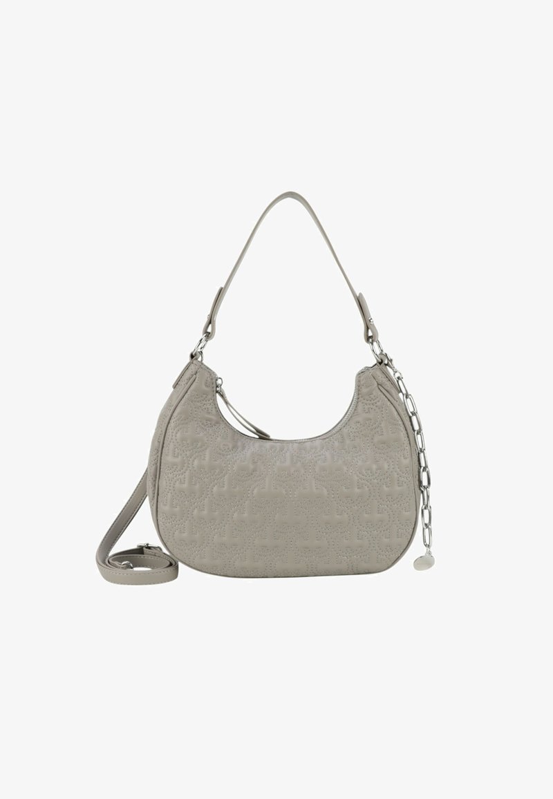 Borsa a spalla in pelle grigia con una forma curvata, motivo in rilievo, manico superiore singolo e un accento decorativo di catena argentata.