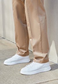 Επιλέχθηκε, white