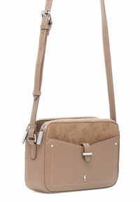 Beżowa skórzana torba na ramię z regulowanym paskiem, przednia kieszeń z metalowym zapięciem w kolorze srebrnym oraz dwie główne komory zapinane na zamek.