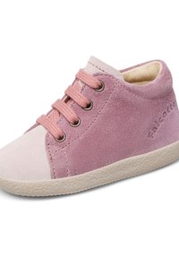 Scarpa in suede rosa per bambino con punta rosa chiaro, lacci abbinati e suola in gomma beige testurizzata su sfondo bianco.