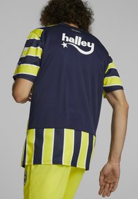 Námořnické a neonově žluté pruhované sportovní tričko s krátkými rukávy. Na zadní straně obsahuje logo "halley" a kontrastní strukturu na lemu.