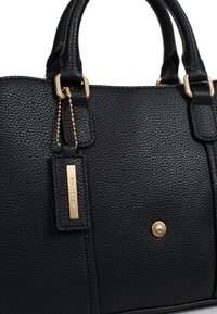 Borsa a tracolla in pelle nera con texture a granulato, doppio manico, accessori in tonalità oro e un'etichetta con lettering metallico. Colore solido, senza motivi.