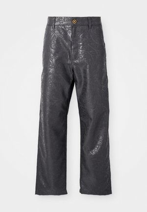 Pantalons noirs avec une finition lisse et texturée présentant un motif élaboré. Conçus avec une coupe droite et une fermeture à un bouton à la taille.