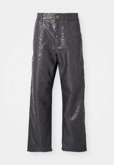 Pantalons noirs avec une finition lisse et texturée présentant un motif élaboré. Conçus avec une coupe droite et une fermeture à un bouton à la taille.