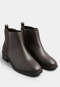 Bruna anklar boots med en kombination av slät läder och mocka, rund tå, liten blockklack och sidodragkedjor för enkel på- och avtagning.