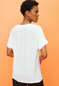 Next RICH PREMIUM V NECK PETITE - Tricou basic - white