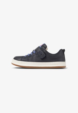 Sneaker in pelle blu navy con lacci azzurri, strap in velcro e suola in gomma bianca. Presenta dettagli cuciti e logo del marchio sulla linguetta.