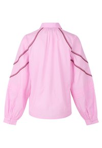 Chemise en coton rose à manches longues, avec un pliage au niveau du dos et des coutures décoratives le long des épaules et des manches.