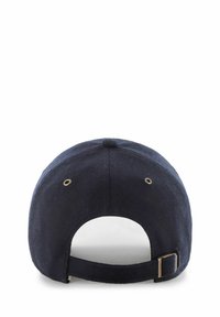 Gorra azul marino hecha de fieltro suave, con un ala curvada, ojales de ventilación y una correa ajustable con un broche de metal en la parte posterior.