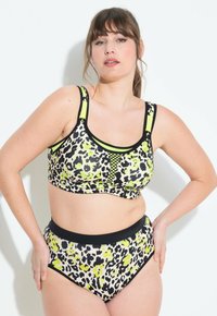 Bikini set met luipaardprint en zwarte en neongele accenten; heeft een top in sportbh-stijl en een hooggetailleerde onderkant met mesh details.
