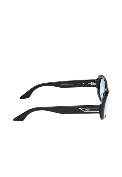 Černé sluneční brýle s modrými zrcadlovými skly, s odvážným rámem, elegantním designem nožiček a stříbrným akcentem na stranách.