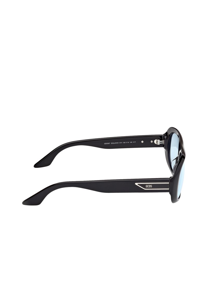 Lunettes de soleil noires avec des verres teintés bleus, présentant une monture audacieuse, un design de branches élégant et un accent en argent sur les côtés.