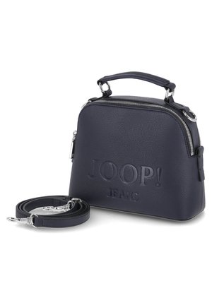 Bolso de cuero azul oscuro con asa superior, correa de hombro desmontable, cremalleras plateadas y el logo "JOOP! JEANS" grabado en el frente.