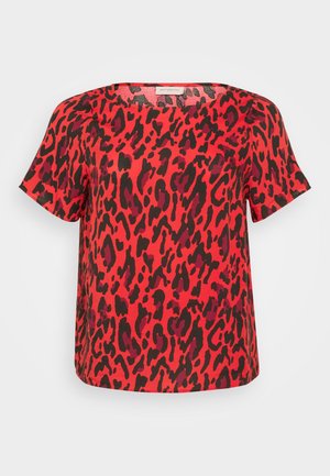 Punane lühikeste varrukatega pluus, millel on musta ja tumelilla leopardimuster. Lõige on vabalt langev ning ruudukujuline kaelus.