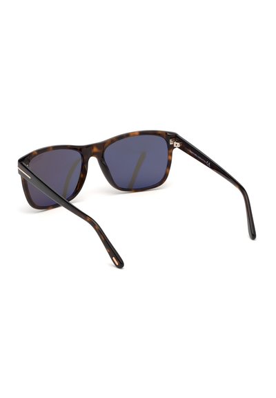 Sköldpaddsformade solglasögon med mörkblå linser, rektangulär form, glänsande finish och slanka skalmar med metallaccenter.