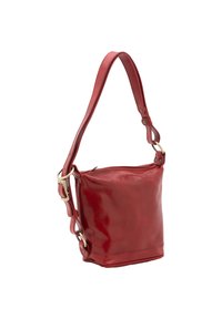 Sac bandoulière rouge en cuir avec une sangle réglable, texture lisse et fermeture éclair. Présente une quincaillerie en ton doré et un design minimaliste.