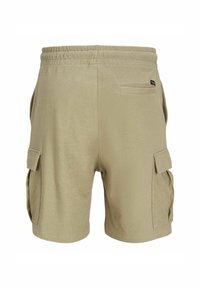 Beige Cargo-Shorts mit elastischem Bund, seitlichen Taschen und einer Gesäßtasche. Hergestellt aus weichem, strukturiertem Stoff.