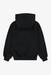 Fekete kapucnis pulóver lekerekített kapucnival, bordázott mandzsettával és derékrésszel. Puha szövet, sima textúrával, látható minták vagy logók nélkül.