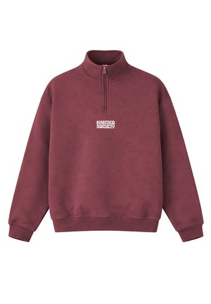 Bordo spalvos ketvirtinio užtrauktuko vilnos džemperis su ilgomis rankovėmis ir baltu užrašu „KAOTIKO SOCIETY“ krūtinės centre.