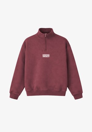 Bordo spalvos ketvirtinio užtrauktuko vilnos džemperis su ilgomis rankovėmis ir baltu užrašu „KAOTIKO SOCIETY“ krūtinės centre.