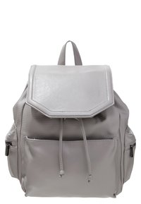 Ljusgrå ryggsäck i slätt, strukturerat material. Har en klaffstängning, justerbara remmar och en framficka. Rektangulär form.