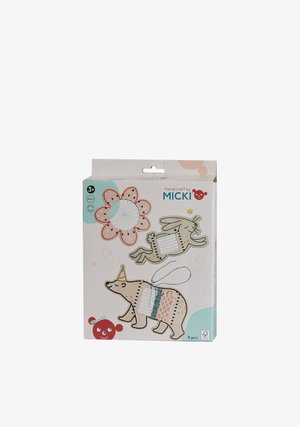Ensemble de jouets en bois pour enfants présentant des motifs d'ours, de lapin et de fleur avec des fils colorés pour des activités de couture.