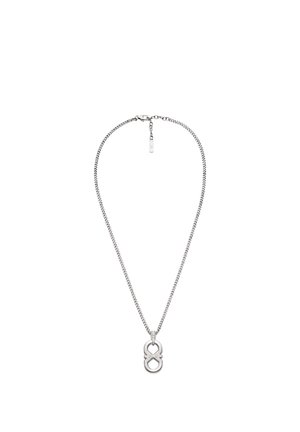 Srebrny naszyjnik z łańcuszkiem, zawierający zawieszkę w kształcie splecionych pętli z polerowanym wykończeniem, teksturowanymi ogniwami oraz małą, regulowaną zapinką.