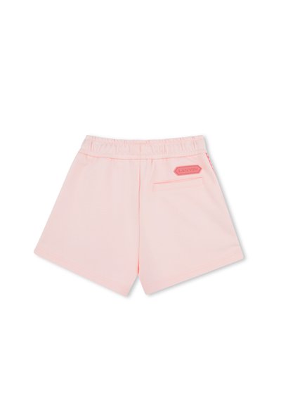 Shorts in cotone rosa con vita elastica, tasca posteriore e una patch rettangolare con il marchio sul retro. Texture liscia, vestibilità casual.