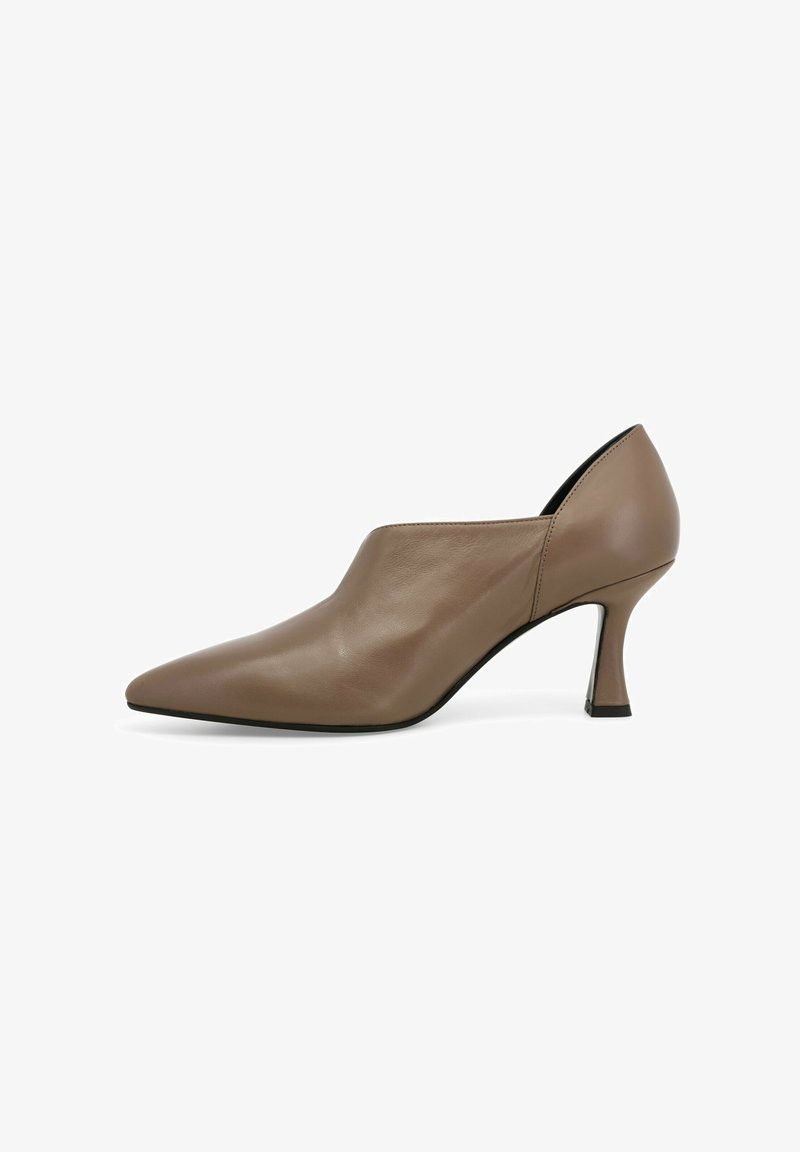 Pumper a punta in morbida pelle taupe, con tacco scolpito, silhouette elegante e design minimalista.