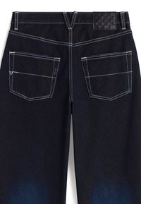 Jeans in denim scuro con un taglio classico, accentuati da cuciture bianche, due tasche posteriori e una cintura nera con texture.